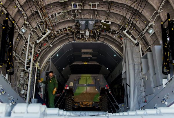 Un VAB vu de dos à bord de l'A400M.