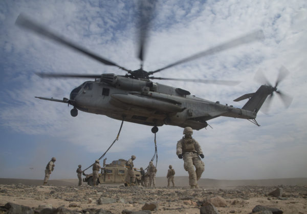 Un hélicoptère lourd CH-53E vient de déposer un Humvee transporter sous élingue.