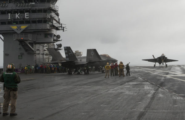 Le pont de l'USS Eisenhower, le premier jour des essais.