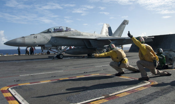 Boeing F/A-18F au décollage du pont de l'USS Ronald Reagan.