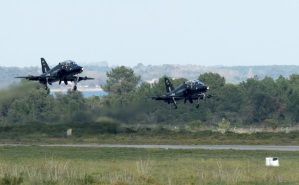 Deux Hawk T1 de la RAF à l'atterrissage à Solenzara.