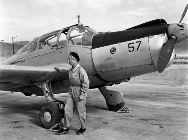 Élisabeth Boselli devant son Morane Saulnier 733, Oran, 1957.