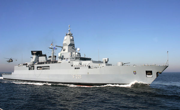 La Hessen (F221), frégate allemande de classe Sachsen.