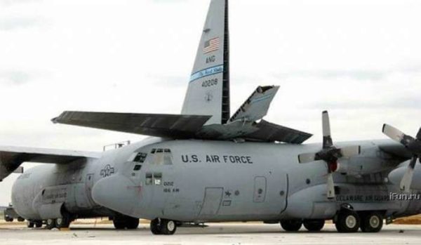 Un C-130 Hercules qui ne s'est pas souvenu de son gabarit