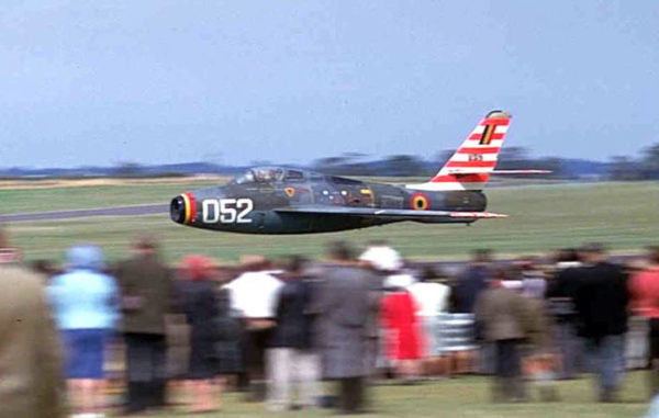 Un impressionnant passage d'un F-84-F Thunderstreak belge lors d'un meeting à Wethersfield en 1964