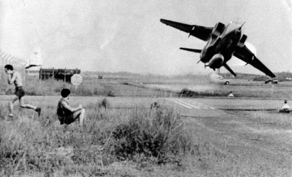 Un jaguar de la RAF qui semble impressionné les spectateurs en bord de piste