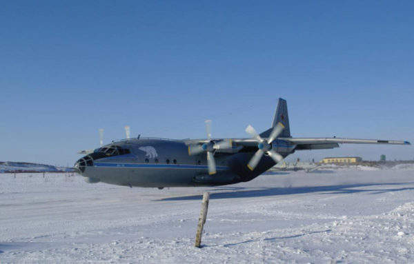 Cet Antonov A-10 russe semble survolé le sol gelé à quelques dizaines de centimètres...