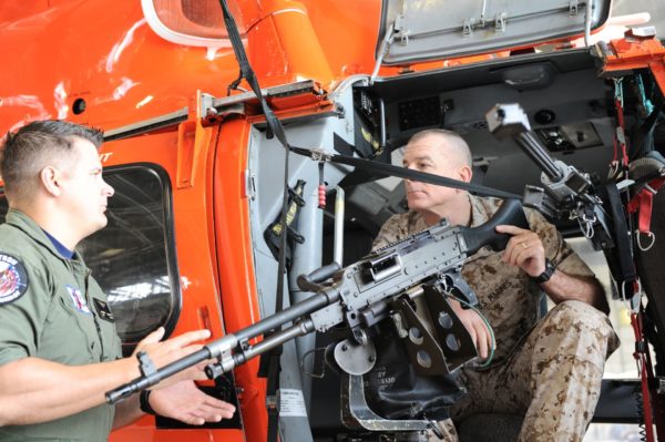 Gros plan sur le montage de la mitrailleuse M240G à bord du MH-65D.