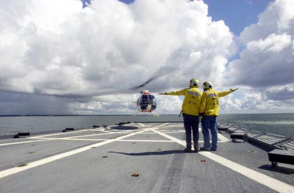 Hélicoptère d'entraînement Bell TH-57 Sea Ranger à l'appontage.