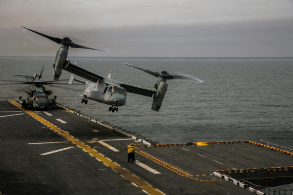 Bell / Boeing MV-22B Osprey en action depuis le pont d'envol du LHD-1 USS Wasp.