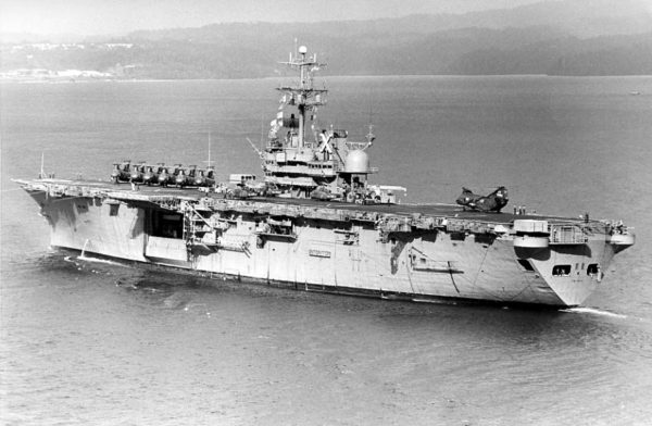 L'USS Tripoli (LPH-10) durant la guerre du Vietnam.