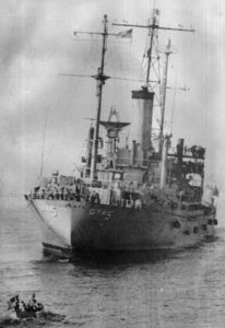 L'USS Liberty torpillé avec son gite de 10° sur tribord.