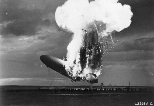 Quelques secondes avant l'impact au sol, le Hindenburg est en feu.