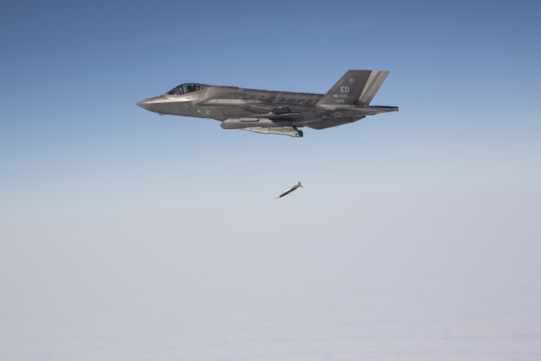 F-35A tirant une bombe GBU-39.