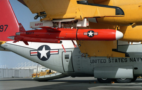 Drone-cible Northrop BQM-74E monté sous l'aile d'un Lockheed DC-130A.