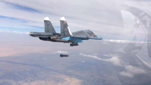 Su-34 russe bombardant une cible en Syrie.