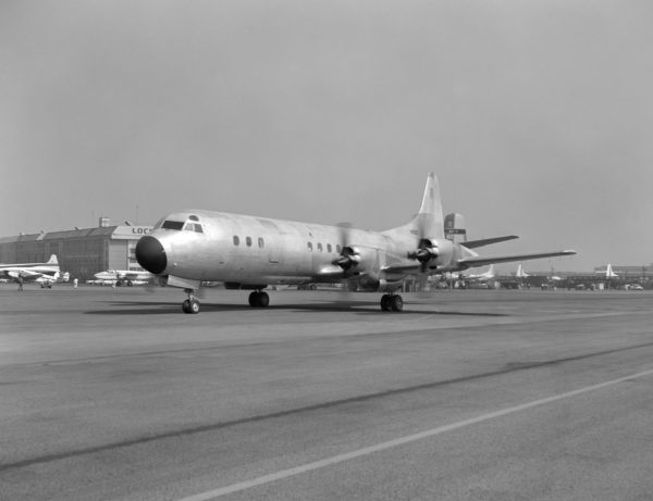 Sur ce cliché, au roulage, le Lockheed YP3V a vraiment tout... d'un avion civil.