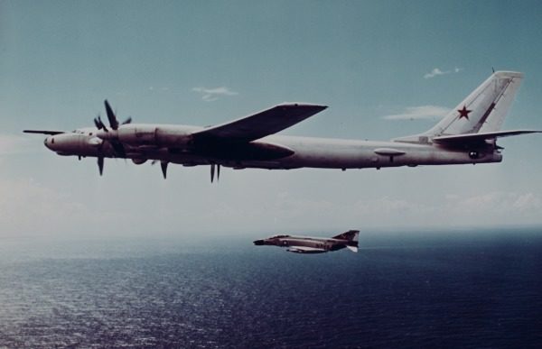 Escorté par un McDonnell F-4 Phantom II de l'US Navy.