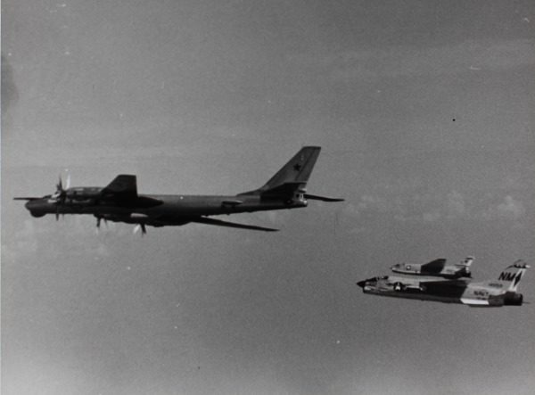 Aux côtés de deux Vought F8U Crusader de l'US Navy.