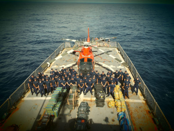 Le Dolphin et sa dangereuse saisie à l'arrière de l'USCGC Tampa.