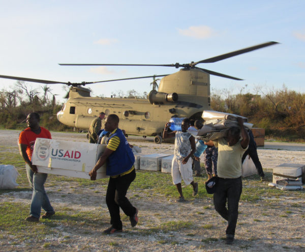 Déchargement d'un CH-47F de l'US Army à Haïti.