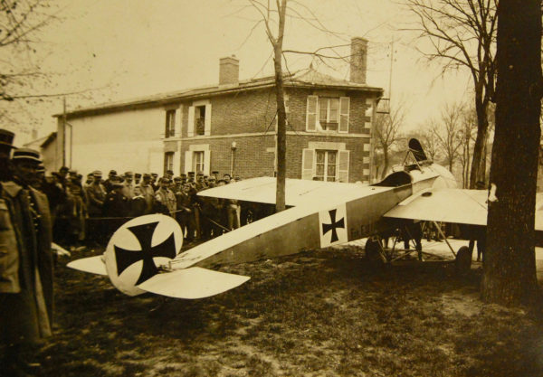 Le Fokker E.III ennemi devenu une attraction pour les curieux du coin.