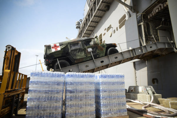 Chargement de l'USS Iwo Jima juste avant son appareillage pour les eaux haïtiennes.