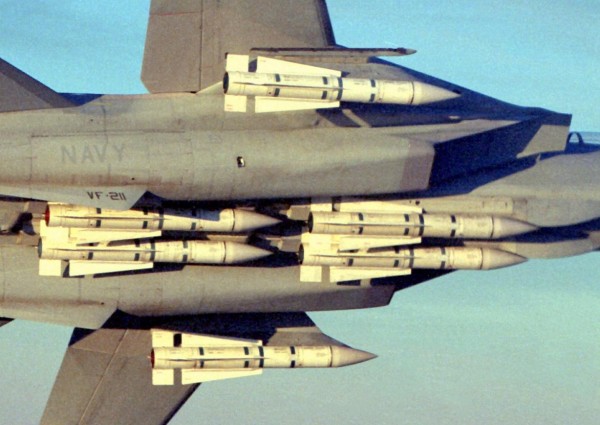 6 AIM-54 Phoenix sous un F-14