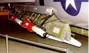 deux AIM-4 falcon , on peut voir aussi sous l'avion en blanc , la version a tête nucleaire l'AIM-26.