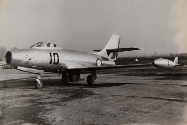 Exemple type d'une "lampe à souder", le Dassault Ouragan français.