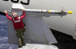 AIM-9 sur une aile repliée de F-18