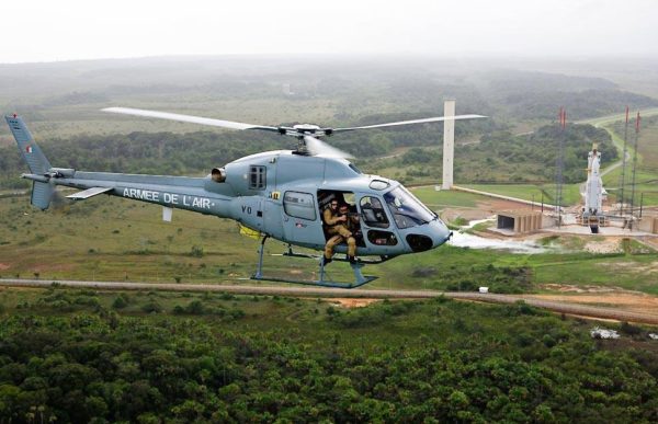 Hélicoptère AS-555 Fennec de l'ETOM Guyane dans son environnement naturel.
