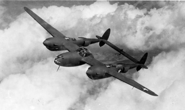 L'avion de chasse Lockheed P-38 Lightning.