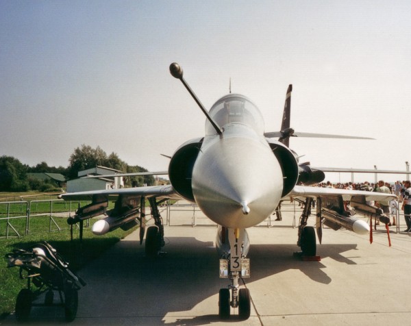 Deux Super-530D, à tête blanche, en point centrale des ailes d’un Mirage 2000.