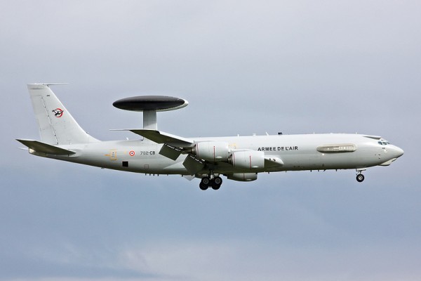 Discret mais visible sur ce Boeing E-3F, l'emblème de l'EDCA 0/36 Béarn est visible au niveau de l'empennage.