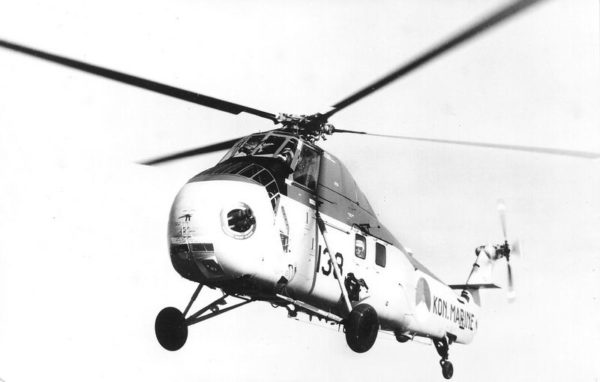Un hélicoptère Sikorsky HSS-1 à l'appontage.