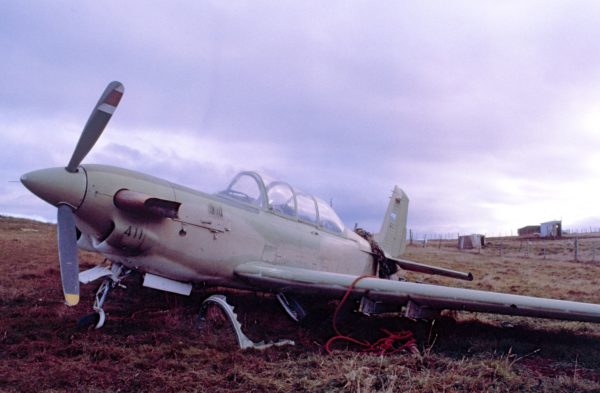 Un Beechcraft T-34C argentin après le passage des commandos SAS.