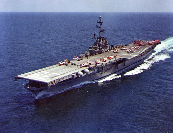 L'USS Antietam (CV36) avec sur le pont des jets d'entraînement T2J Buckeye.