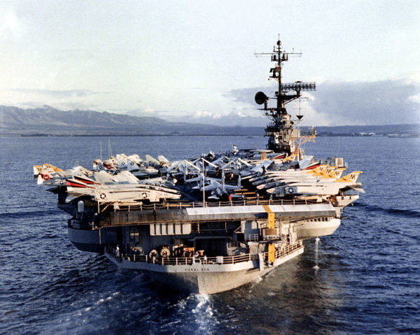 L'USS Coral Sea avec sur son pont Crusader et Phantom II.