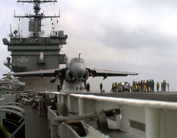 L'USS Enterprise, avec sur le pont, près au catapultage un A-6 Intruder.