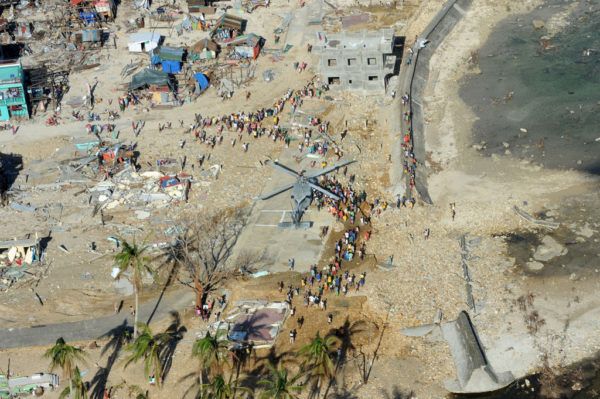 Les hélicoptères humanitaires se posent là où ils peuvent dans un pays ravagé par la violence du typhon.