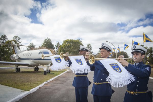 Une fanfare de la FAB rend les honneurs.