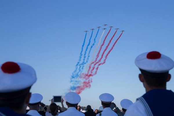 Les fumeroles tricolores de la Patrouille de France viennent honorer le Débarquement de Provence.