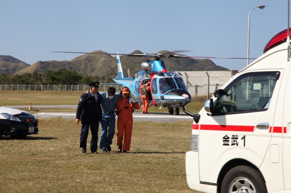Soldat japonais fraichement évacué par l'Agusta A109.