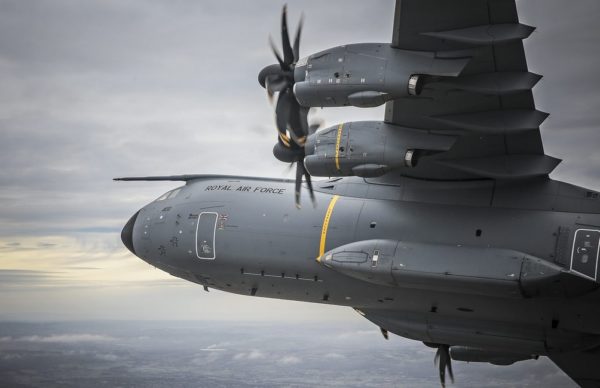 Gros plan sur le nez et l'aile gauche de l'Atlas ZM400.