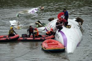 Les plongeurs s'activent autour de l'épave de l'ATR-72 B-22816.