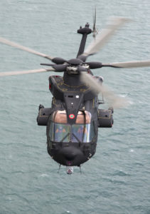 Un Agusta-Westland HH-101 dans son élément naturel : au-dessus des mers.