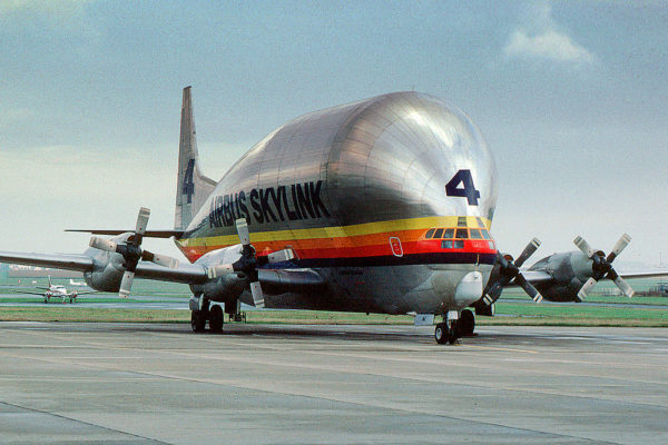 Un Aero Spaceline Supper Guppy aux couleurs d'Airbus Industries dans les années 1980.