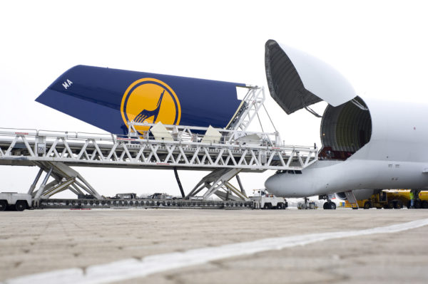 Sur ce cliché le Béluga avale littéralement l'empennage d'un Airbus A380.