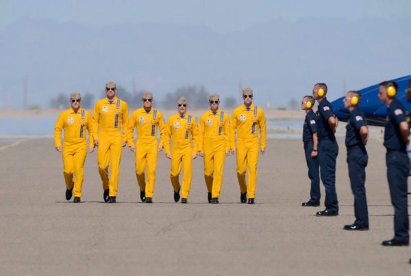 Les pilotes des Blue Angels dans leur tenue jaune d'apparat, ça a de la gueule !!!